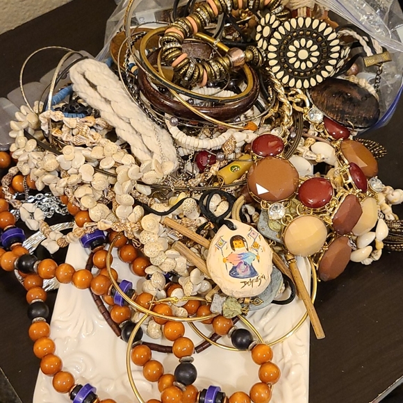 3 pounds of Bohemian, shells, beaded jewelry - Picture 2 of 6